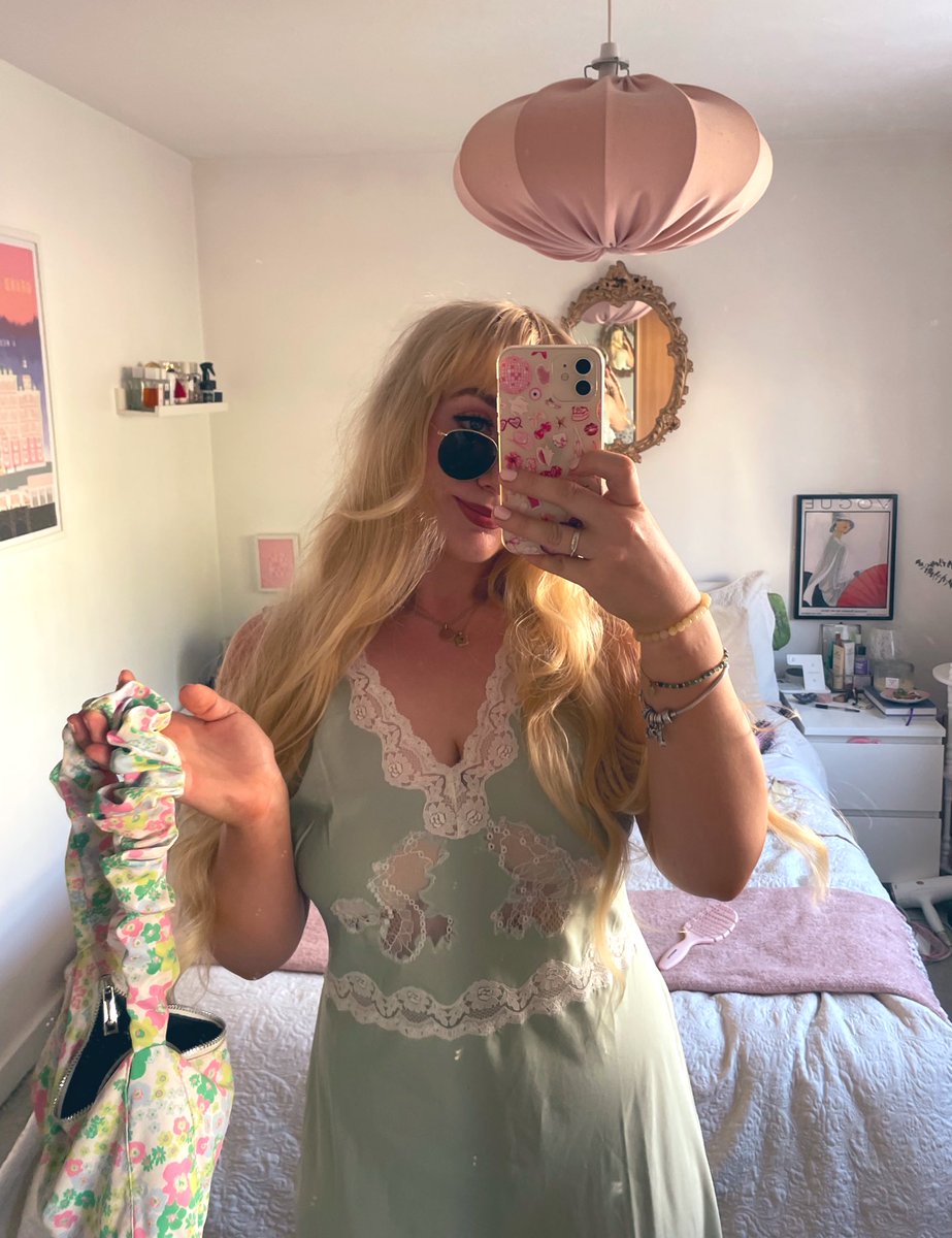 We love a summer wedding 🌸 (And cocos tiny feets making a lil appearance 😂 🐾 )