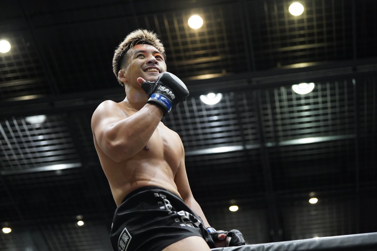 Gigio_jp's tweet photo. プロ修斗香川大会 FORCE21
セミファイナル フェザー級5分2R
松浦 真実也（高知/総合格闘技実業団トップティア）
南風原 吉良斗（沖縄/THE BLACKBELT JAPAN）
#shooto0623 #FORCE21 
南風原選手がテイクダウン、松浦選手がブリッジから返すが、南風原選手三角絞め。松浦選手リフトするも極まる！ https://t.co/acUH2sFDxe