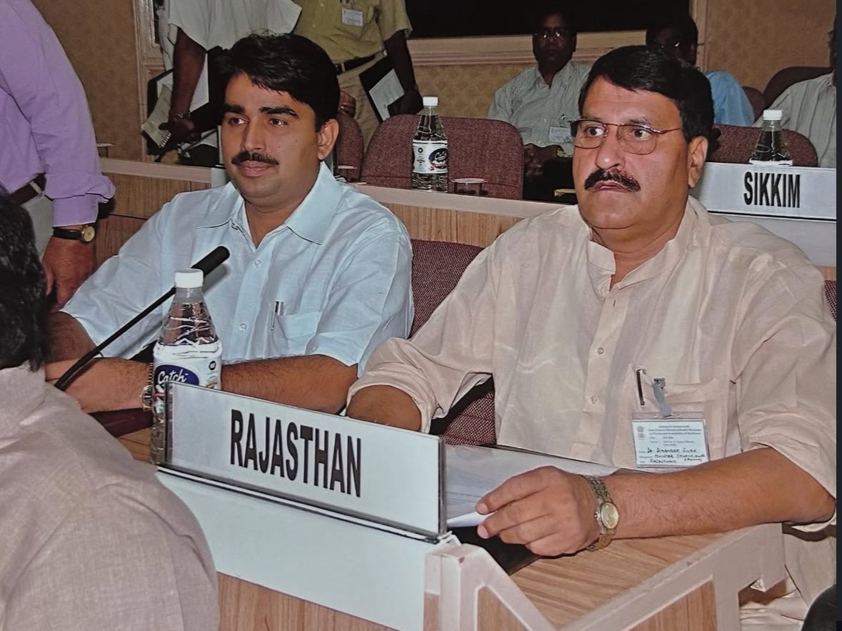 _DDS_Memorial's tweet photo. The then Minister of Health and Family Welfare, Shri Dr. Digamber Singh Ji, participates in a high-level conference of states, representing Rajasthan, in New Delhi.

Circa 2005.

#DrDigamberSingh
#BJPRajasthan
#BJPBharatpur https://t.co/hyFTszUadh