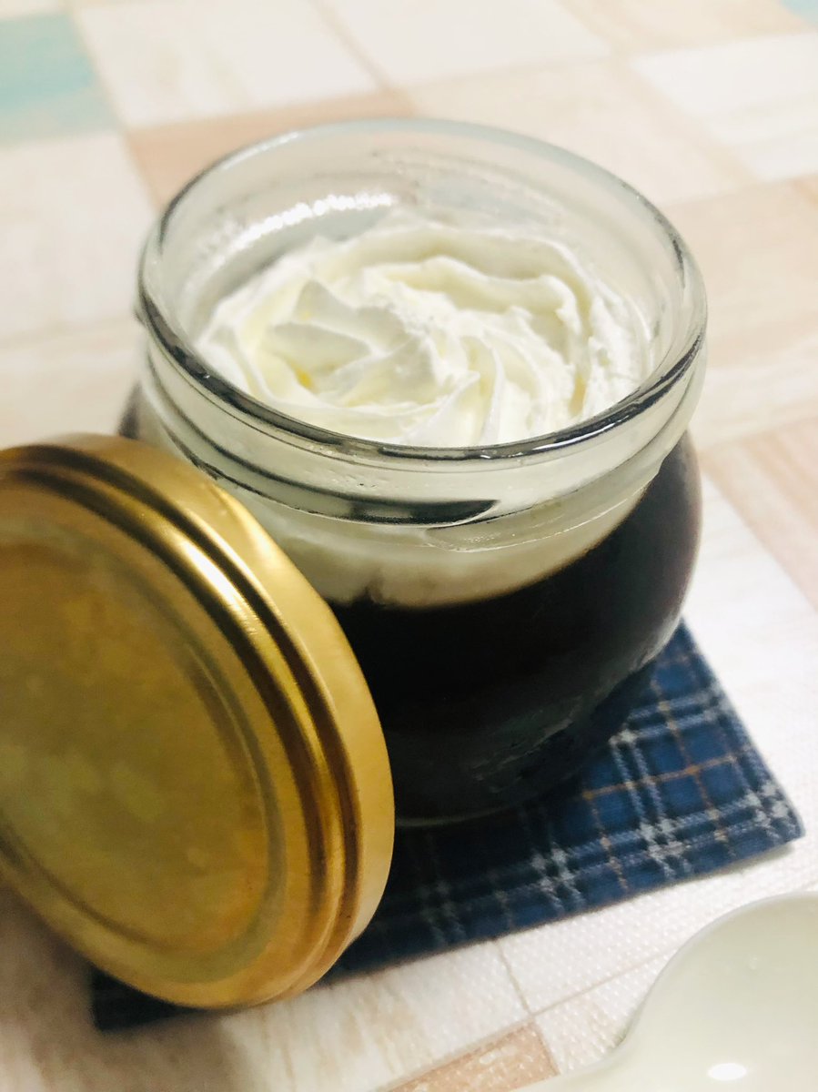 バリスタでコーヒー作ってからゼリーにして生クリームトッピングした自家製コーヒーゼリーだって☕️実家スイーツ
