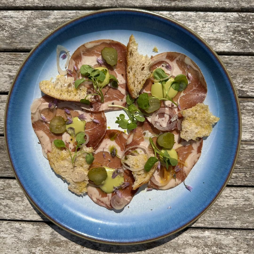 Delicate slices of cured coppa meet bright garden tarragon, sharp pickles, and crisp sourdough crostini. Looks amazing The Swan at Marbury 🙌
#curedcoppa #gardenherbs #sourdoughcrostini #pubslimited tastecheshire.com/places-to-eat/…
