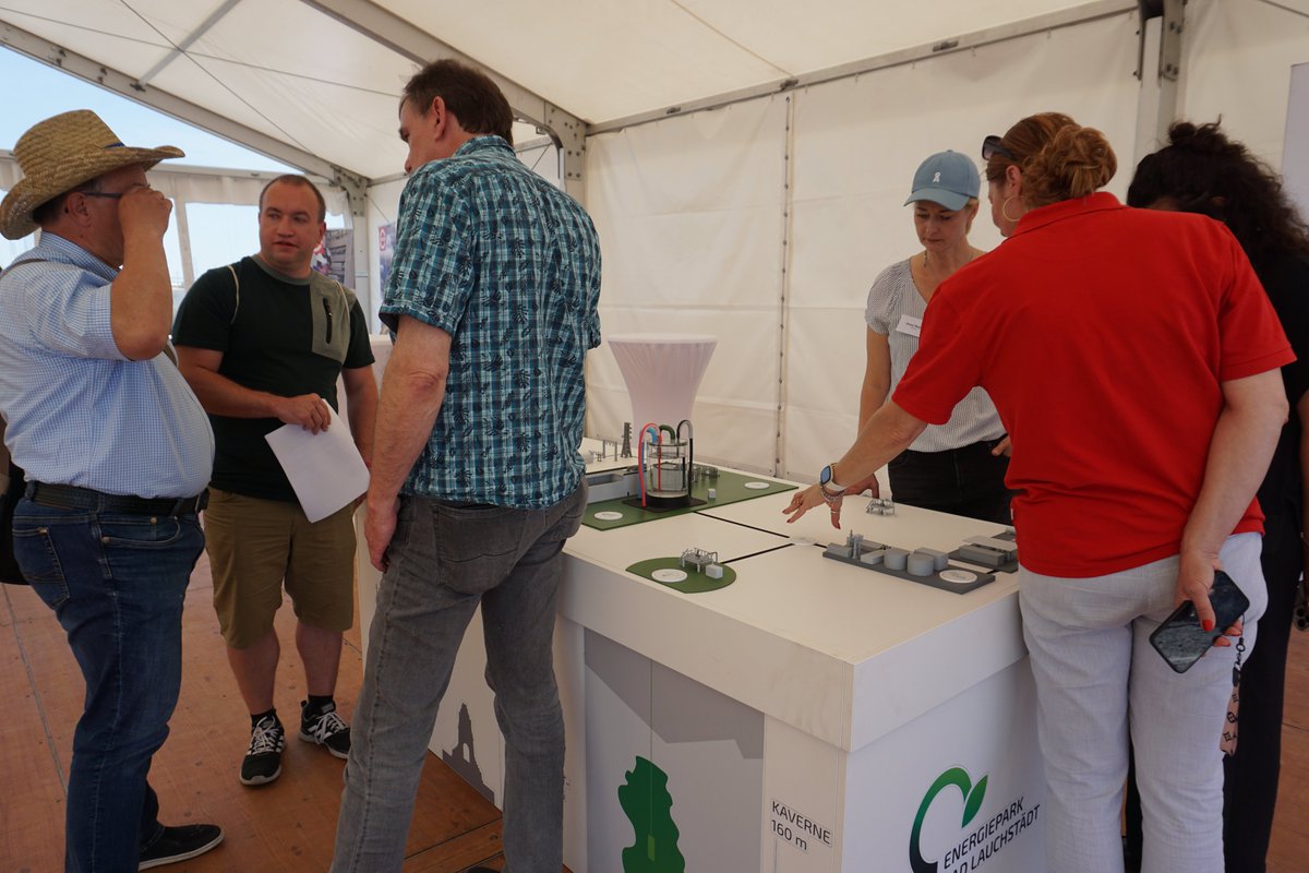 #WDW2025 - Unterwegs für die WOCHE DES WASSERSTOFFS
Rückblick 21.06. - Bürgerinformationstag im Energiepark Bad Lauchstädt
Mehr Infos:  linkedin.com/feed/update/ur…

#WDW2025 #WasserstoffErleben #Energiewende