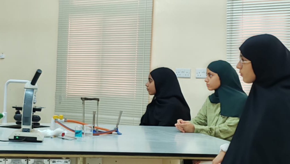 دائرة التربية الخاصة والتعلم المستمر ممثلة بقسم التربية الخاصة بـ #تعليمية_شمال_الشرقية
تنفذ ورشة تدريبية بعنوان " التجارب العلمية والدوائر الإلكترونية " من تقديم الأستاذ/ سعود الحبسي وذلك في مدرسة شبيب للتعليم الأساسي.