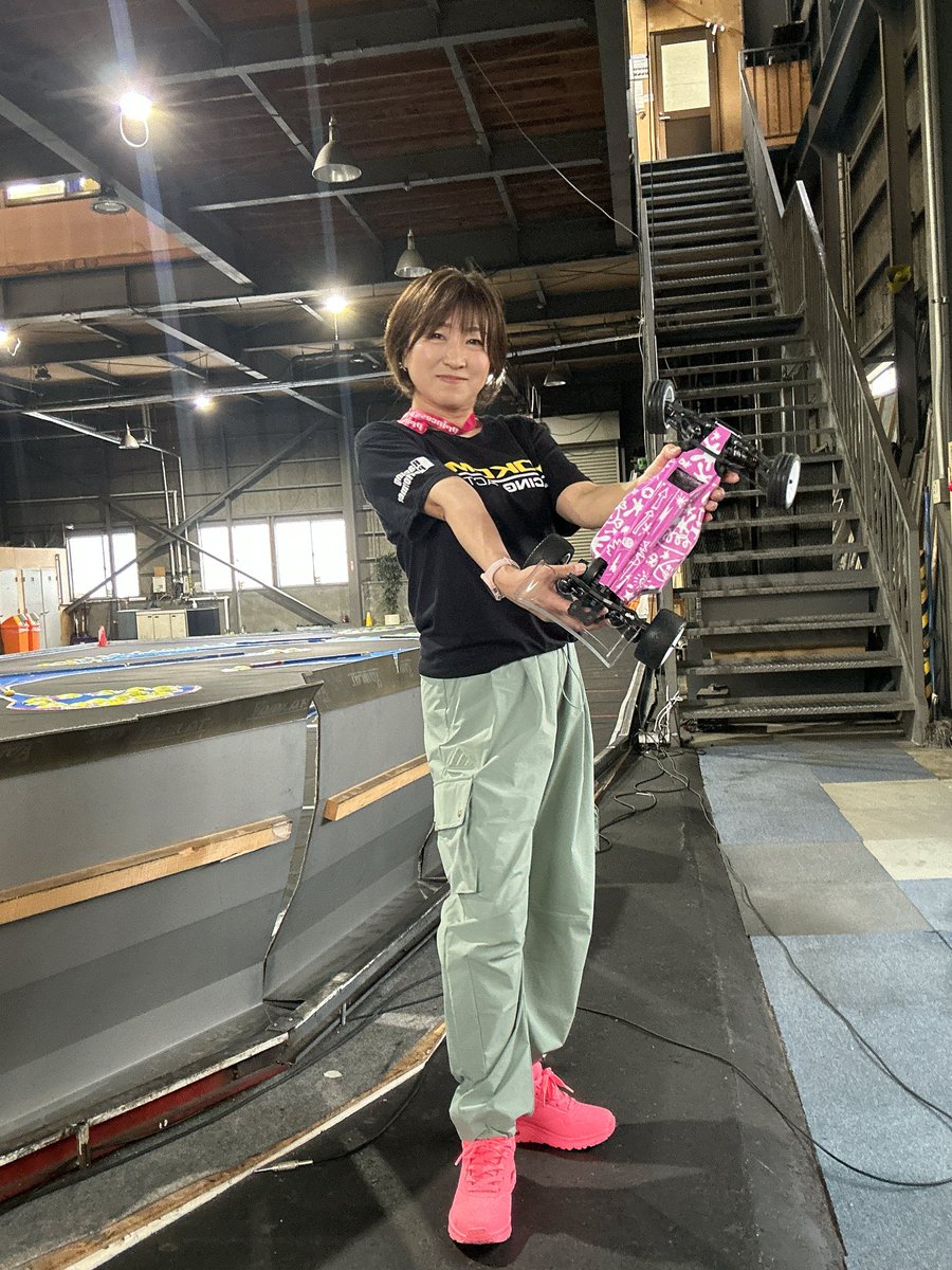 haruru_112's tweet photo. オームにROクラスができたから、RO2.0をレギュに合わせて
タイヤをかえたり♫
作業ズボンぢゃないんだけど…😰
#ヨコモ女子
#ラジコン女子
#RO20 https://t.co/eulw7674o8