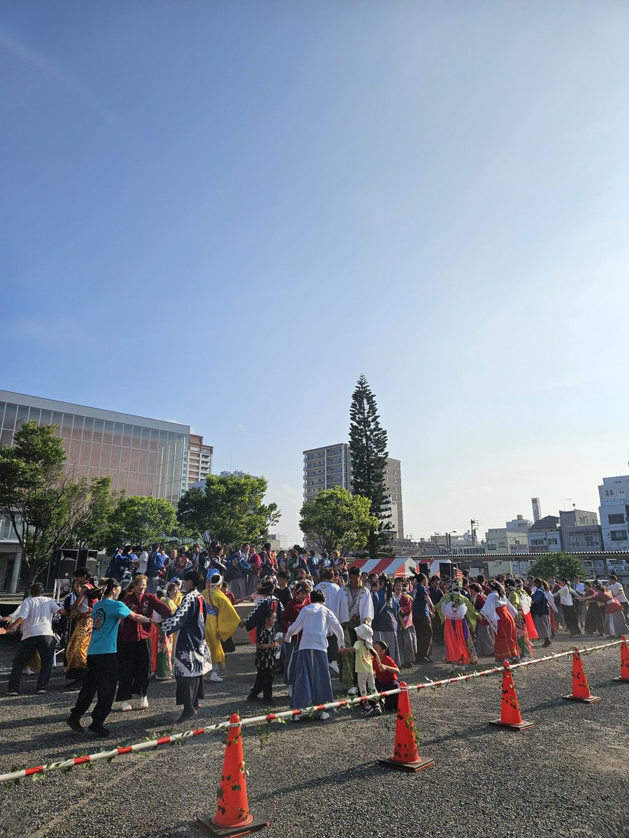 chanokuni_fes's tweet photo. ラスト❗総踊り「おだっくい」「うらじゃ」チームや年齢の垣根を超え��皆で楽しく踊りました✨
たくさんのご参加ありがとうございました☺
これにてすべての演舞が終了しました！
たくさんのご声援とご参加、ご協力ありがとうございました🙇‍♀️✨
#良さ来い茶ノ国祭り
#茶ノ国祭り https://t.co/27pW9NHlk3