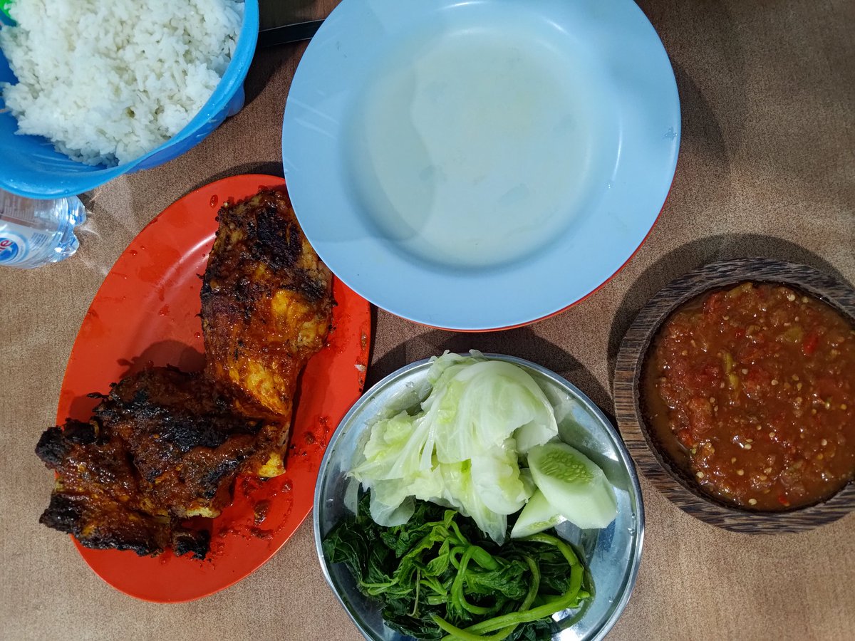dawamsky's tweet photo. Seafood Warung Biru, Banyuwangi - Jawa Timur https://t.co/zWaCg1BtxL