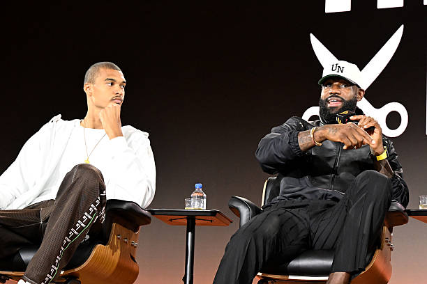 Basket_Infos's tweet photo. « Je ne vais pas pouvoir jouer encore très longtemps. Plus je joue, et plus Wemby renvoie mes fichus tirs dans les tribunes ; à force, ça va vraiment me donner envie de prendre ma retraite. » - LeBron James dans The Shop https://t.co/KlTStnk68v