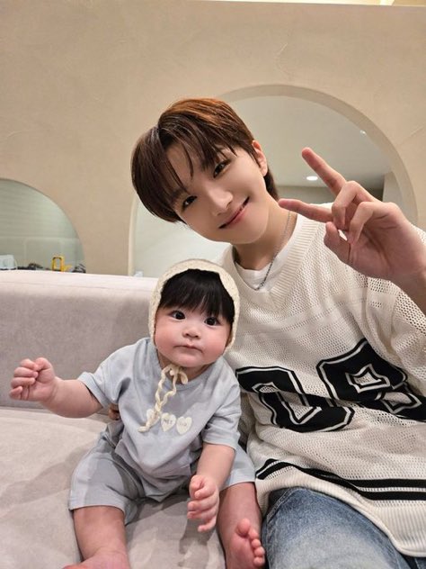 hanltaesan's tweet photo. lucu bener bayi jagain bayi @Woonheak https://t.co/XRICs6O8pc