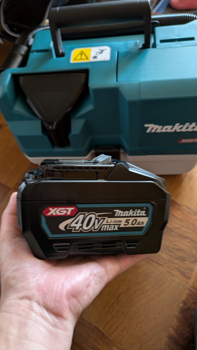 MNRTFjunk's tweet photo. 仕事用にマキタ40Vの新型掃除機を導入！
今まで使ってた18Vのヤツより吸込仕事率が高いから車内清掃にも大活躍😘
しかし重たいバッテリーだ🙄 https://t.co/t8leTaNjyP