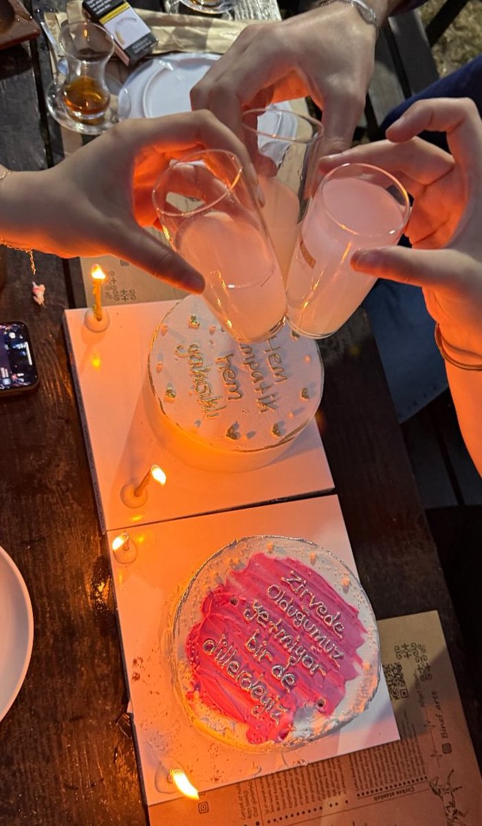 Yılın o zamanı geldi geçti bile 25. Yaşım hep en güzel hatıralarımda kalıcak cok güzel insanlarla cok güzel duygularla 🥹🫶🏻🌸🎂