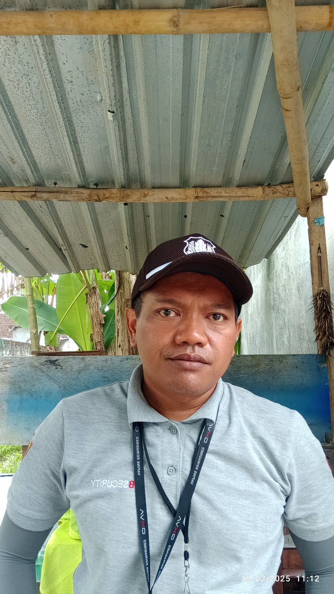 ardian199's tweet photo. @shitlicious Cek ombak boy. 
Hoby jalan-jalan naik motor bawa karung isinya pesanan orang. https://t.co/bWg6Lp68Ff