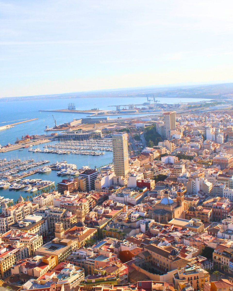🏙️ Domingo en #Alicante.
Un buen día para redescubrir la ciudad con calma.
Arquitectura, historia y mar, todo al alcance de un paseo.
#AlicanteCity #AlicanteTurismo