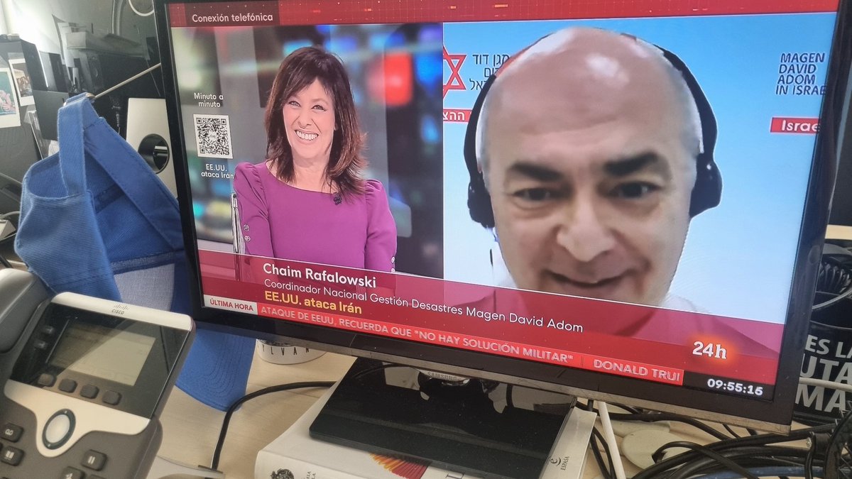 Admiración absoluta por <a href="/BeaPerezAranda/">Beatrix Pérez Aranda</a> que hoy está demostrando, una vez más, cómo se hace tele en un día tan difícil. Y con una sonrisa. Compañera y compañía perfecta en la soledad de la redacción