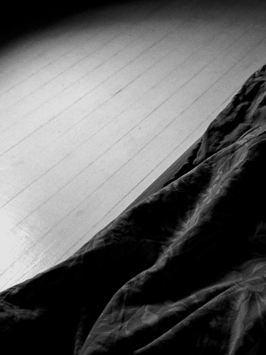 V_35_bw_'s tweet image. Listening to the rain outside the window type of Sunday in the sheets,
June 2025
#liein #sunday #rain #sheets #shadows
