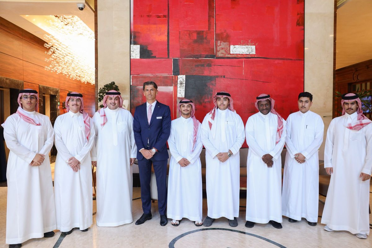 يسر فندق كمبينسكي العثمان الخبر أن يستضيف مجموعة من المتدربين المتميزين من جامعة الملك فهد للبترول والمعادن وجامعة الملك سعود، وذلك ضمن برنامج التدريب في مجال الضيافة والسياحة. نحن فخورون بدعم الكفاءات الوطنية الواعدة والمساهمة في إعداد الجيل القادم من رواد القطاع السياحي