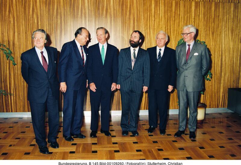 BundesarchivD's tweet photo. Auf dem Weg zur #Wiedervereinigung: #OTD Am 22.06.1990 fand die 2. Runde der "2+4-Gespräche" zwischen den 4 alliierten &amp; 2 deutschen Außenministern statt. Kurz zuvor war der Berliner Grenzübergang "Checkpoint Charlie" abgebaut worden: https://t.co/fZPFXnTajC
#FriedlicheRevolution https://t.co/JqCe2LoMhB