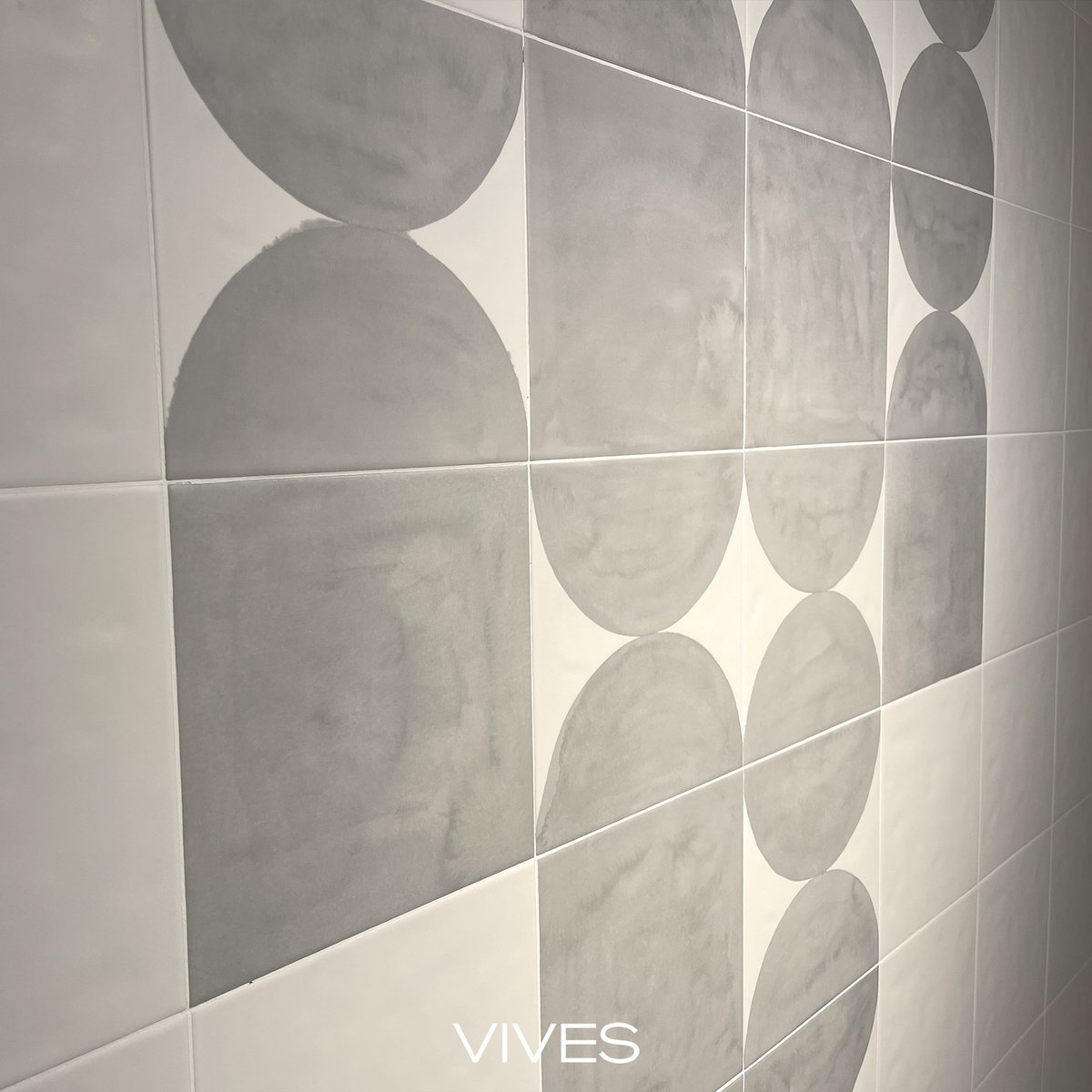 Stylish walls for any room, with the different ways of laying the Mauro-M 20x20 cm wall covering, from the Berta collection. ow.ly/xv9N50Wc88s #vives #20x20 #tiles #walltiles #interiordesign #bathroomtiles #bath #homerenovation #housestyle