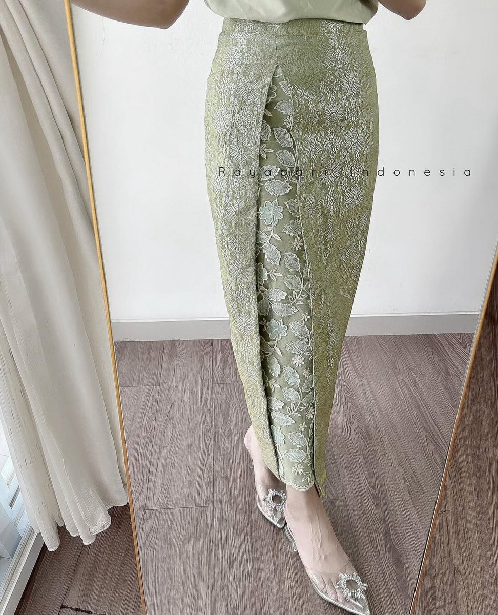 perscuma's tweet image. rok dengan looks cantik anggun dan cuttingannya unik. ditambah kebaya jadi bisa buat wisuda, lamaran ataupun kondangan 🎓👰🏻♀️✨