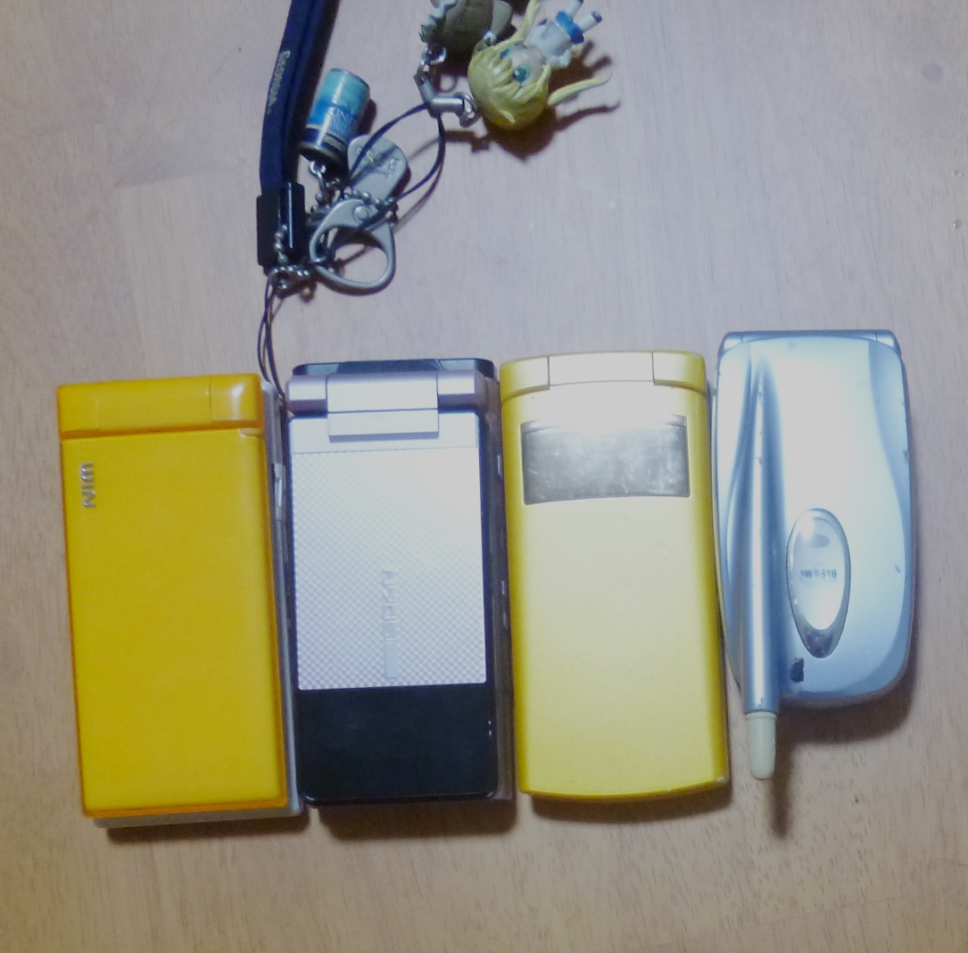 kyokonodan2525's tweet image. 少し自宅内を整理したら、昔使ってた #携帯電話 を発掘⛏️アドレス帳うやメール、写メがあって何となく処分できず😅
昔は #PHS 電話網もあって64K安定してて音質がよく停波まで愛用😊
今はスマホばかりですが、昔は #CDMAONE とか #FOMA 等があって、 #ケータイ にストラップを競ってました👍