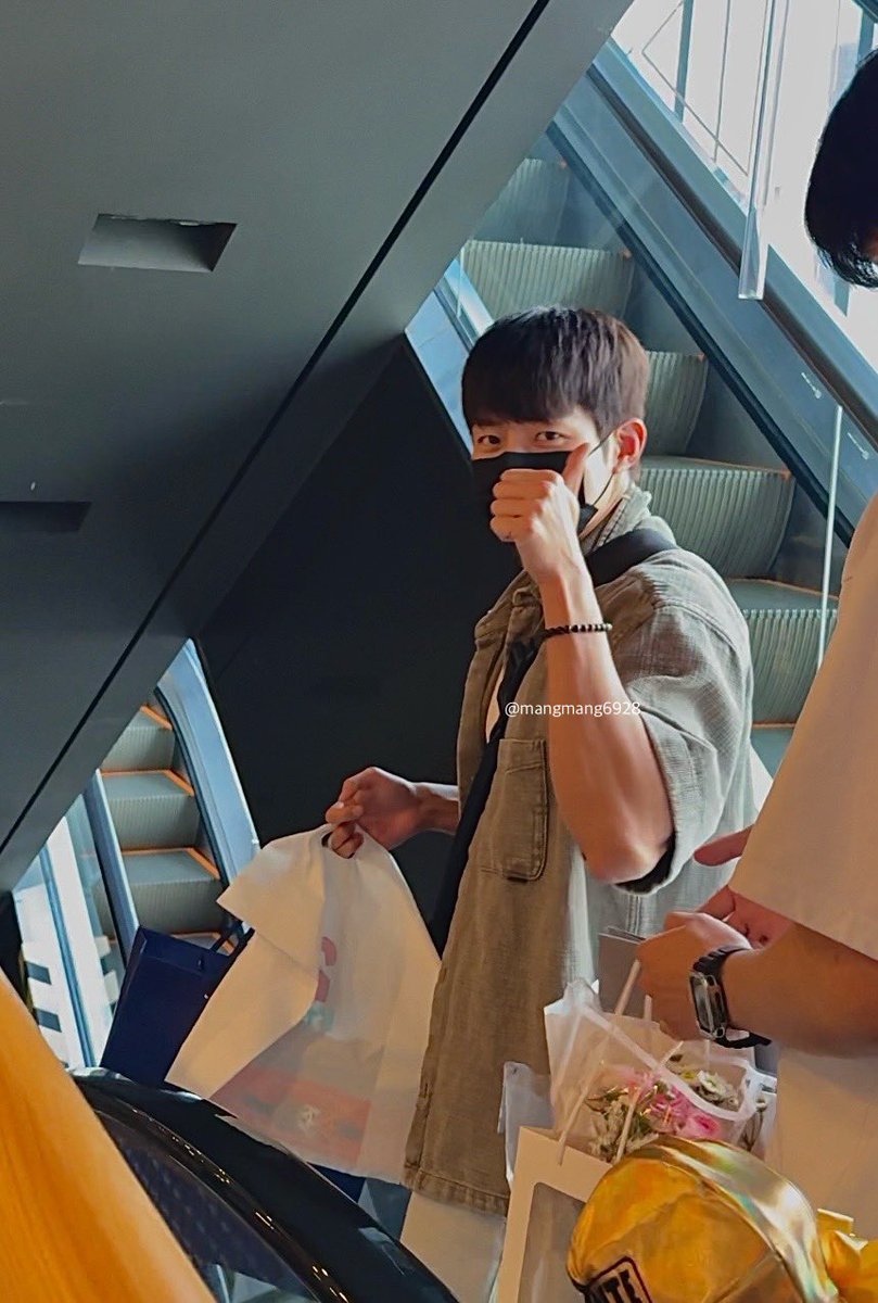 싱어롱 끝나고 포카까지 야무지게 수령한 떵열이ㅋㅋㅋㅋㅋㅋ
싱어롱 어땠는지 물으니까 최고래ㅋㅋㅋㅋㅋㅋㅋㅋ상영관 더 열어줘억!!!!!
#이성열