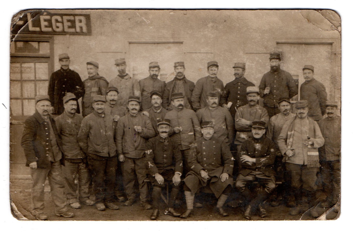 [Aviation] Carte photo du 30 déc. 1913. Aviateurs ✈️ et mécaniciens de l'école militaire d'aviation du Crotoy - détachement de Rue [cachets administratifs au dos]. Liée à l'école des frères #Caudron, l'école militaire 🇫🇷 fut inaugurée le 23 fév. 1913 #PassionCaudron #acquisition