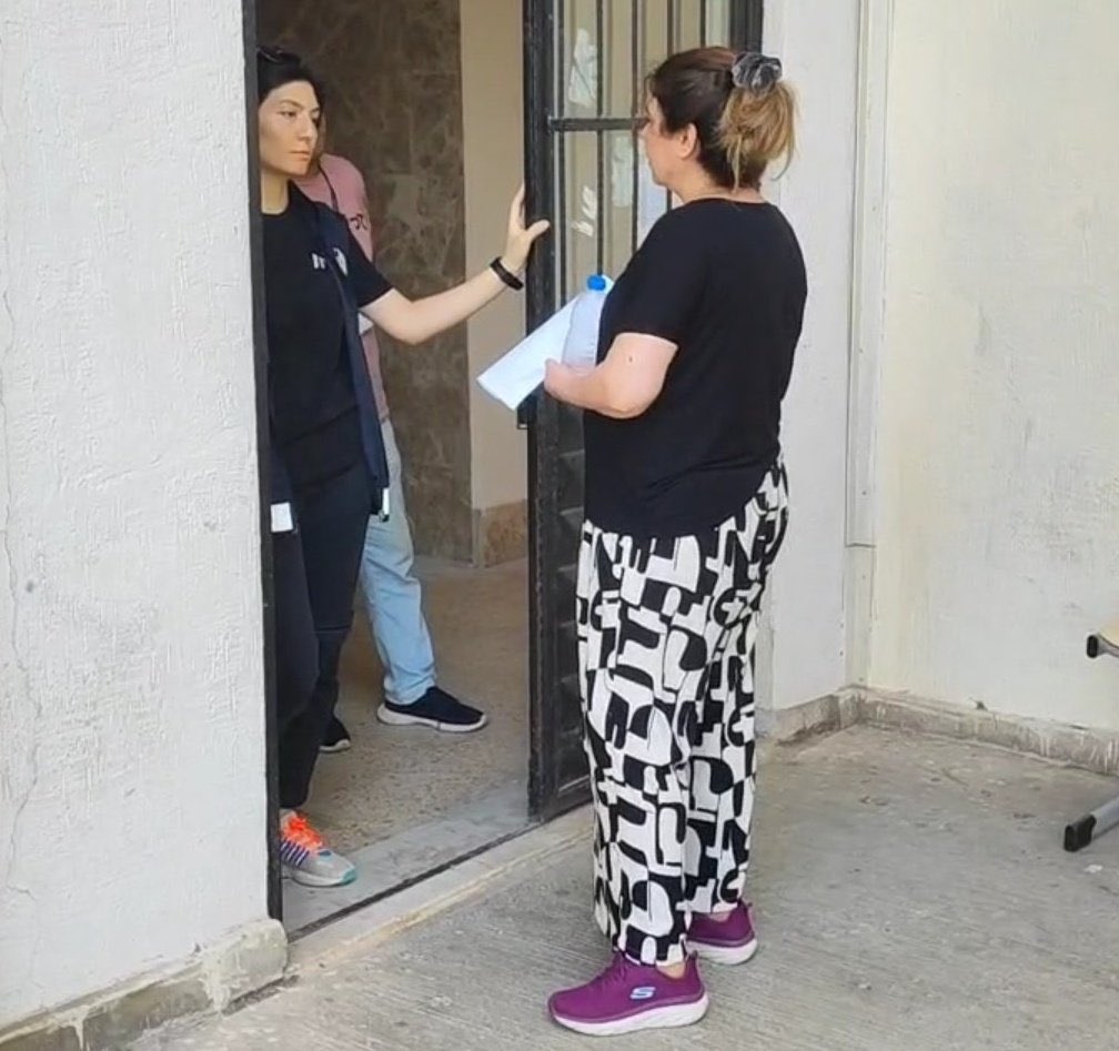 Adana'da sınav yerine erkenden gelen bir kadın, 10.00'a kadar binaya giriş yapmayınca sınava giremedi.