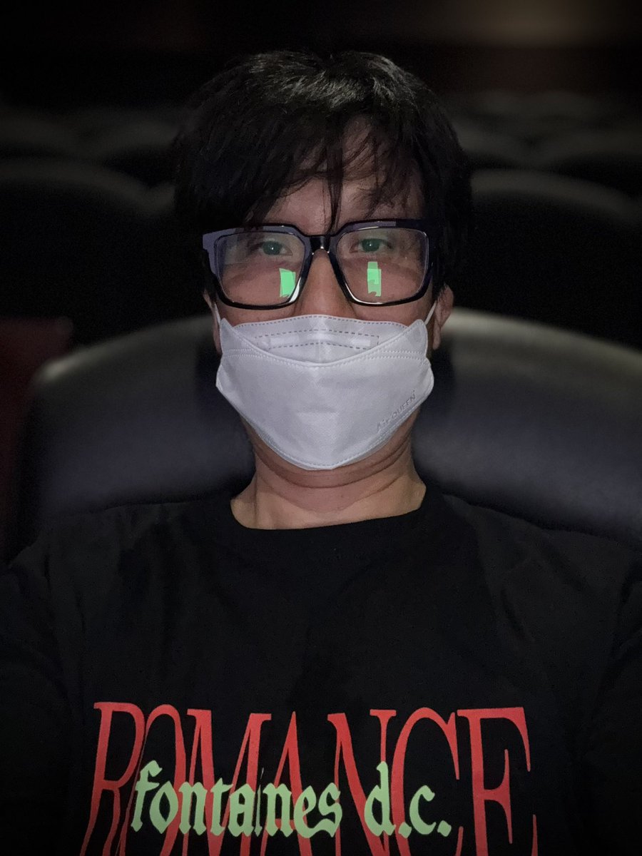 HIDEO_KOJIMA_EN's tweet photo. I watched "28 Years Later." It was a "Danny Boyle x Alex Garland movie" with themes and visuals, drama, music, etc. that sets it apart from other so-called zombie movies. From “28 Days” to “28 Years.”It’s been 23 years since the first movie was released. The world and the state of affairs have changed drastically. Everyone today, who experienced the pandemic, understands that it is not realistic to limit a pandemic to the UK alone. Alex understands that, too. Therefore, this is not a film about a pandemic; it is a meta-film that warns of an isolated Britain and a divided world. It is also a story of Jimmy growing up under his strict father. I wonder if the next film will be a contrasting story of a man with an upbringing unlike Jimmy’s (father and country-less). Cillian Murphy also served as executive producer.