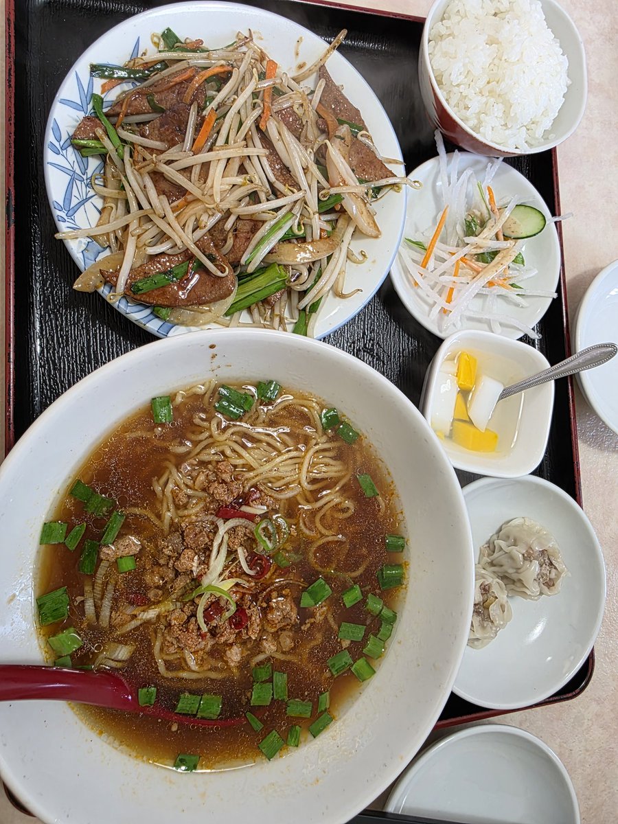 大崎市鹿島台香満園中華屋さん
ニラレバ定食台湾ラーメン付き
柔らかいレバーともやし、人参、ニラ、玉ねぎ。
炒め味がめちゃくちゃ美味し！！
台湾ラーメンは台湾ラーメンとはまた違う味だったけど美味しかった😋😋😋
 #大崎市鹿島台  #ランチ  #香満園