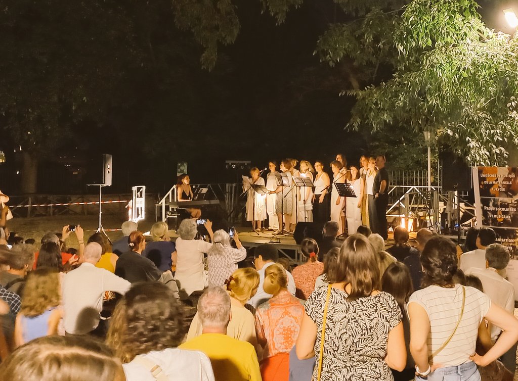Magnifique #FetedelaMusique organisée par l'association Chateaumusique au lycée Chateaubriand de #Rome. 🎤 De nombreux artistes et groupes ont fait chanter et danser le public 🇮🇹🇨🇵 jusqu'à une heure avancée de la nuit !🎉 Un grand 🙏 merci à l'association pour cette belle soirée!