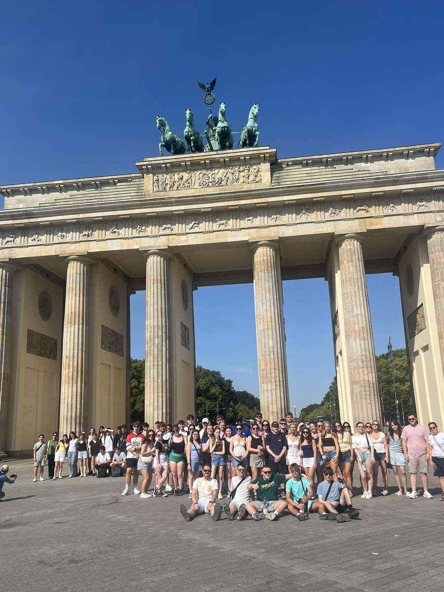 1st stop of walking tour - Brandenburg gate📍#BerlinGHS