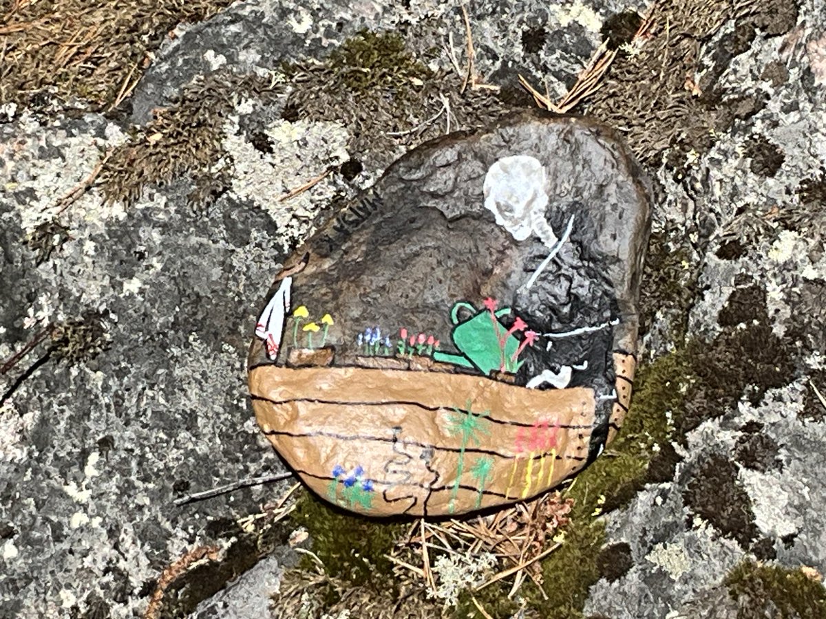 Sateinen Juhannuspäivä innosti yhdessä olleet perheenjäsenet maalaamaan kiviin. Teini-ikäinen lapsenlapsi ikuisti Hugo Simbergin Kuoleman puutarha-teoksen kiveen, joka piilotetaan johonkin Turun seudulla.