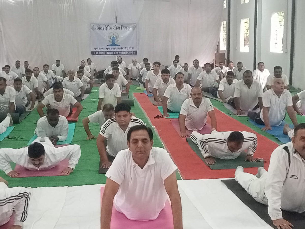 🛡️🧘‍♂️ Discipline Meets Inner Peace
On #IDY2025, defence personnel at Army Training Centre, Indore embraced yoga for strength, clarity &amp; calm.
Saluting our heroes who balance duty with inner stillness. 🙏
#YogaForForces #SriSriYoga #ArtOfLiving #OneEarthOneHealth