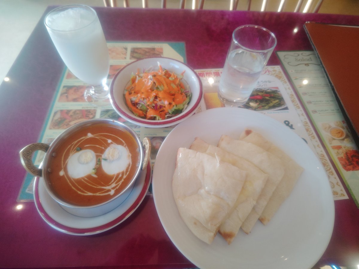 konwatjpwoshi's tweet image. KFCホールから徒歩五分！ #Basudev #バスデブ さんでカレー
調べた時には途中の休憩はなさそうだったんだけどお店まで步ってきたらCLOSEDの文字(泣)
しかしよく見たらあと数分で営業再開！1〜2分で入れた！
本日は
チーズナンのカレーセット
カレーはキーマエッグカレーの中辛をチョイス！