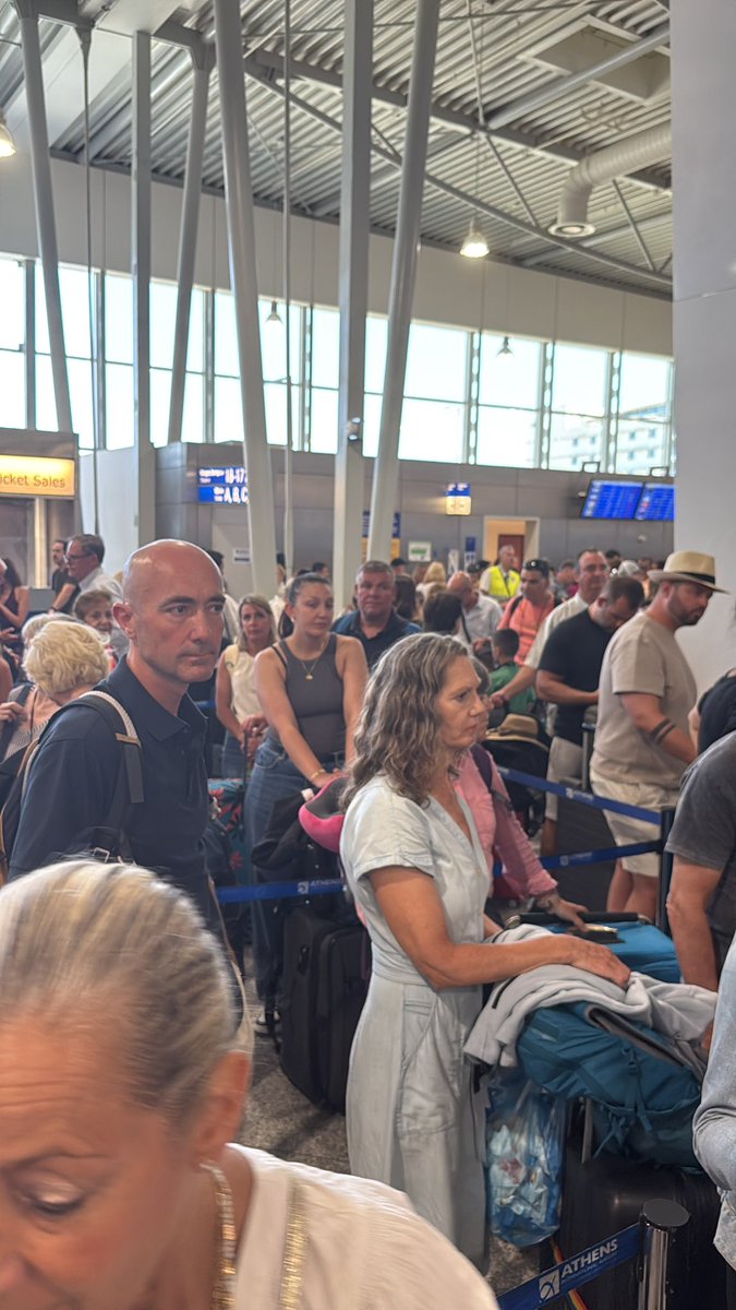 JonnyLindsay's tweet photo. @easyJet Athens bag drop horrendous scenes. Totally inadequate! Prob going to miss our flight even though arrived in plenty of time ! #openmoregates https://t.co/UnG4xLLFdn