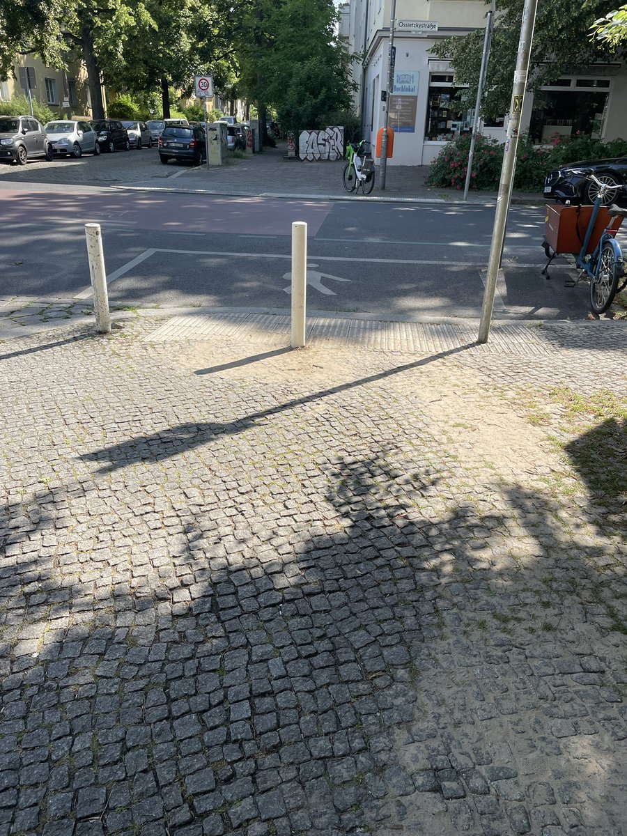 BikerPankow's tweet image. Und wieder ein neuer Poller, der leider gesetzt werden musste, weil Autofahrer hier auf den Fußweg fuhren, um zu parken, und dabei das Kleinpflaster ruinierten. #Pankow #Ossietzkystraße