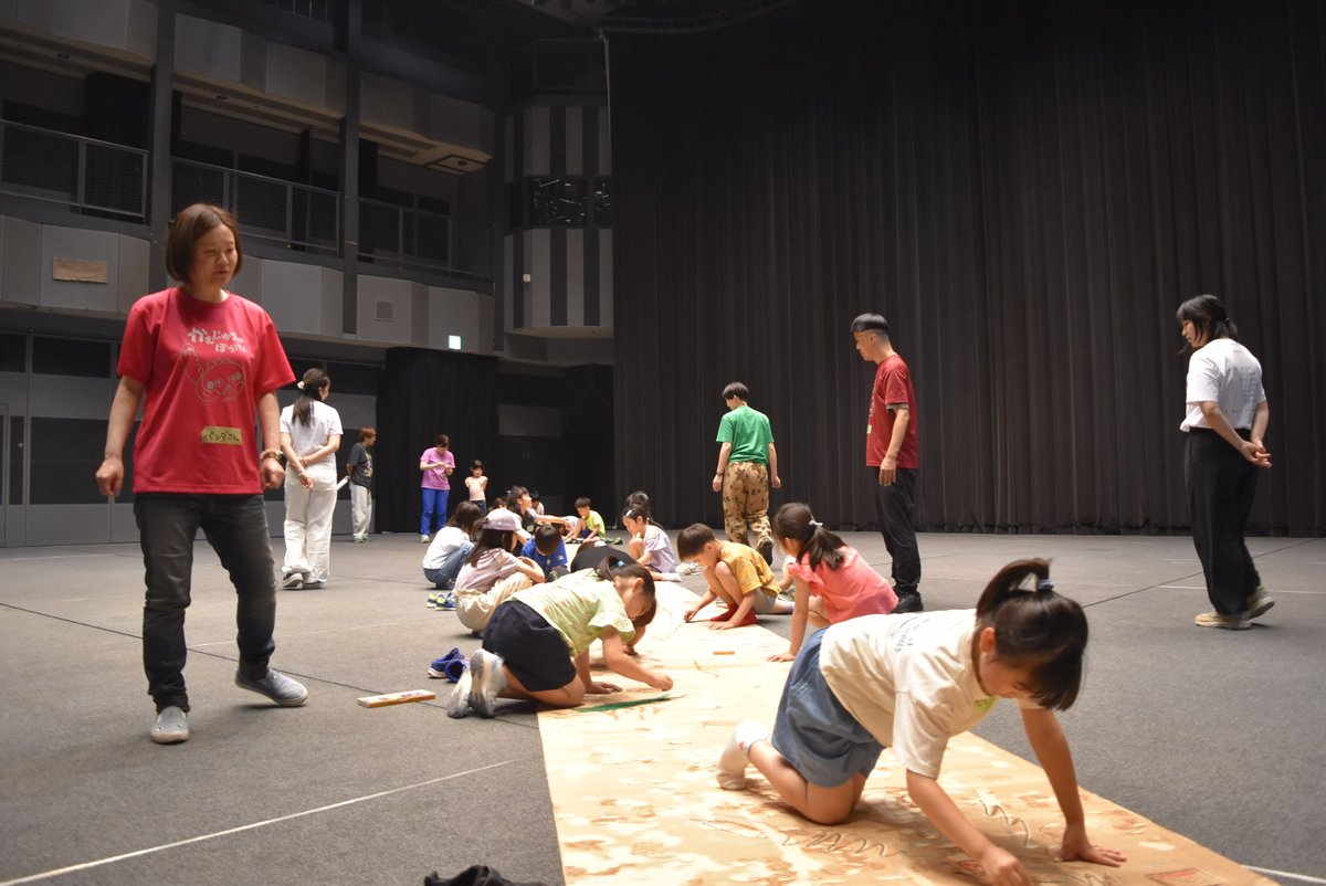 ai_hall's tweet photo. こどもえんげきぱーく開催しました🙌

2025年１回目の今回の遊びは
「どうぶつがにげたカラダ」
みんなでからだをなぞったり、オリジナリティあふれる動物をいっぱいお絵かき🐼🐵
ホールいっぱいの大きな動物園をオープン！
最後はお母さんお父さんたちを動物園に招待したよ♪

次回は9月に開催🐈🐈 https://t.co/h5Wowg8pFR