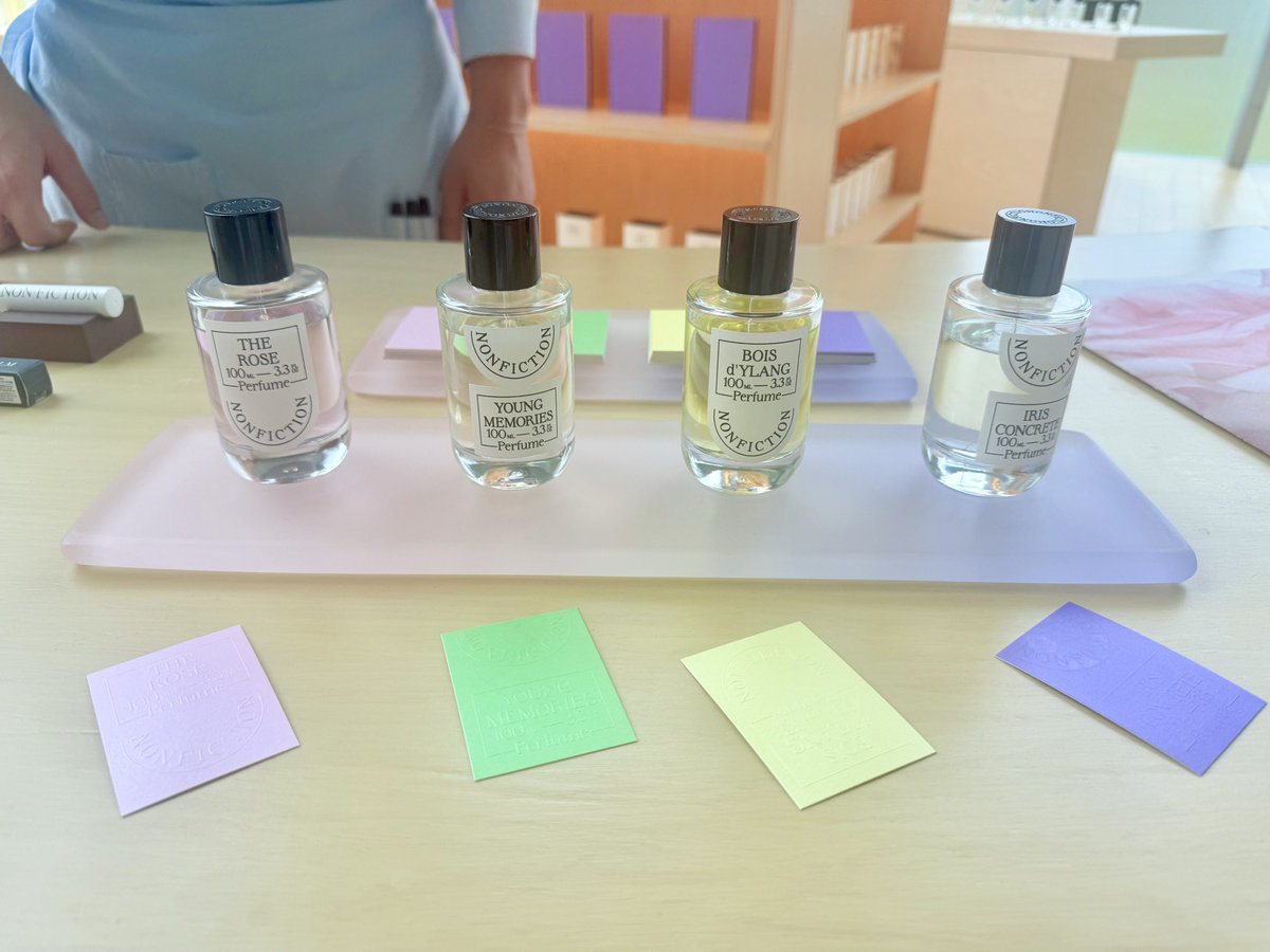 Dew333fragrance's tweet photo. วันนี้แว๊บไปดมน้ำแบรนด์สัญชาติเกาหลี ชื่อ Nonfiction ที่ Central Embrassy มา ดมครั้งแรกเลย

ก็ยอมรับว่าปกติ เราอาจจะแอบหมิ่นน้ำหอมประเทศนี้อยู่บ้าง เพราะว่า มันก็มีภาพจำความเป็นเกาหลีในน้ำหอมอยู่ว่า จะต้องแบบ เบาๆจางๆ ฟิลแบบLe labo หรือ Byredo แต่ก่อนหน้านี้จิ้มเข้าไปดูข้อมูลก็พบว่า เฮ้ยแบรนด์เกาหลีแบรนด์นี้จ้างคนปรุงโหดใช้ได้อยู่ บวกกับพึ่งรู้เมื่อสัปดาห์ที่แล้วว่า SA ที่สนิทสนมกันมานาน ย้ายมาขายแบรนด์นี้ ก็เลยลองแว๊บๆเข้าไปดมดูมา

ภาพรวม Character ของกลิ่นแบรนด์ ก็ต้องบอกว่า มันค่อนข้างจะเกาหลีจริงๆแหละ มีความ Minimal ไม่ได้เข้มระเบิดเหมือนแนวสมัยนิยม แต่ก็ยังมีเนื้อกลิ่นที่ชัด จมูกสัมผัส Note ของน้ำหอมหลายๆโน้ตได้ชัดเจน มี Top middle base ไม่ได้ Blend จนกระทั่งกลายเป็นกลิ่นเดียว จะเรียกว่าเป็นฟิลการปรุงสไตล์ฝรั่งเศสก็ไม่ผิด 

ในจำนวนที่ดมมาวันนี้ 4 ขวดในรูปแรกที่แบรนด์เรียกว่า The Flower collection โดดเด่นทุกตัว อาจเพราะอยู่ในมือการปรุงของตัว Top สองคน คือ Maurice Roucel ที่เป็น Master perfumer ของ Symrise และ คุณปู่ Dominique Ropion จาก IFF ก็ได้

THE ROSE ที่ดมครั้งแรกก็Just another กุหลาบตัวนึงแหละ แต่ระหว่างที่คุยไปหยิบมาดมหลาบครั้ง ก็รู้สึกว่ามัน เป็นน้ำหอมที่มี Devolopment ที่น่าสนใจ ต้นเป็น Fresh Musky กลางเป็นJammy rose

Young Memories เป็นกลิ่น woody+Mint ที่ดีมากตัวหนึ่งเลย เป็น Fresh Spicy ไม่ได้ฟิลแบบ Mouthwashing เท่าไร แต่ก็ไม่ได้รู้สึกเข้าถึงง่ายขนาดนั้น

Bois d'Ylang เป็น Combination ของ Ylang Ylang+Tuberose ที่ Blend ได้เนียนดีเลย ไม่ได้ Milky Vanilla มากเพราะ Base ที่เป็น Woody ประคองไว้ ถือว่าแตกต่างจากท้องตลาดพอสมควค 

Iris Concreate เป็น Woody+Iris ติด Green เล็กๆ มีฟิล Nutty หน่อยๆ มีความโปร่งๆ แต่ติดหวานเล็กๆ

นอกจาก 4 ตัวนี้ Collection หลักก็ถือว่าดีหลายตัว บางตัวอาจจะมี Vibe คุ้นๆ แต่ก็ Keep character ของแบรนด์ไว้ได้ดีเหมือนกัน ในจำนวนนั้น เราแนะนำ Nereli Dream , Forget me not และ In the shower

ใครสนใจไปดมดูได้นะ น่าจะเป็น Character กลิ่นเข้าถึงง่ายที่มีลูกเล่นต่างจาก Designer brand พอสมตวน อีกอย่างคือ ราคาดีด้วยถ้าเทียบกับแบรนด์อื่นๆที่คาแรคเตอร์คล้ายๆกัน