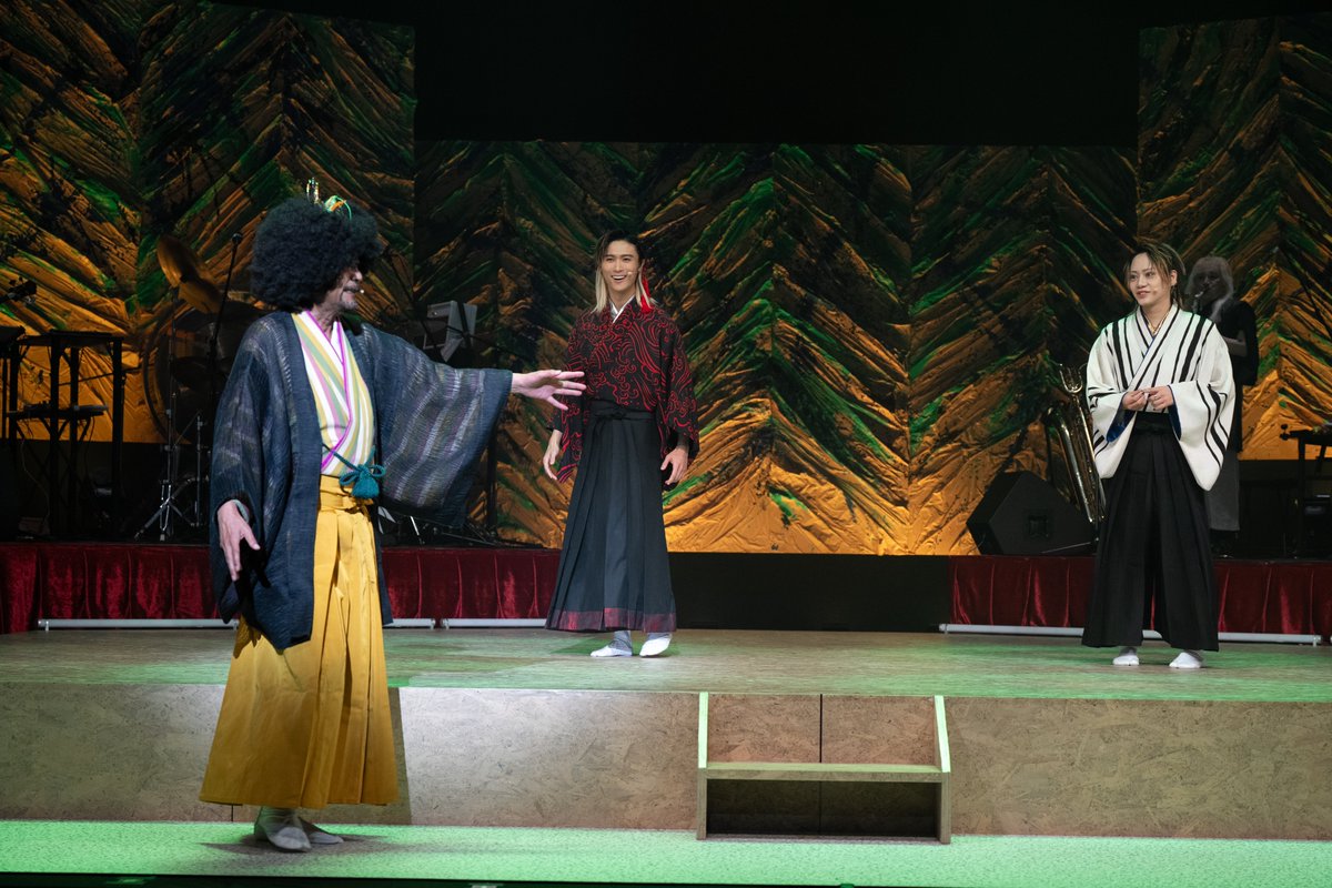 chikamatsu_st's tweet photo. #舞台近松忠臣蔵 東京公演・全20公演、大阪公演・全5公演、計25公演無事終演いたしました。
ご来場いただきました皆様、誠にありがとうございました。

舞台「近松忠臣蔵」お楽しみいただけましたでしょうか🎶
連日のスタンディングオベーション、沢山のご声援をありがとうございました‼️

また、#ニセ小道具を探せ！皆様正解はわかりましたか？💡
分かった方はぜ���ポストしてください🕵🏼‍♂️✨

改めまして、沢山のご来場をありがとうございました‼️

#佐藤流司 #橋本良亮 #瀧陽次朗 #瀬戸祐介 #細見大輔 #ブラザートム #大嶋吾郎 #GRACE #沖山優司 #YOKAN #鈴木勝秀