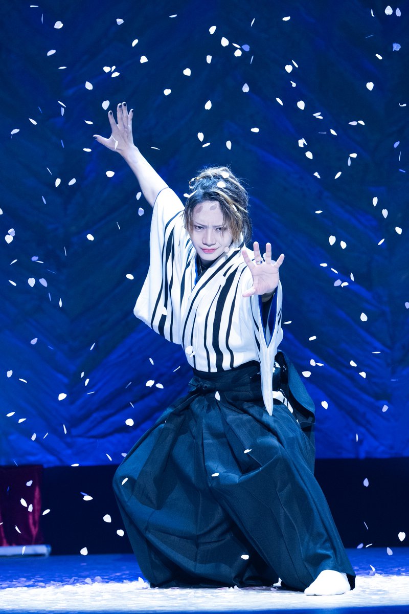 chikamatsu_st's tweet photo. #舞台近松忠臣蔵 東京公演・全20公演、大阪公演・全5公演、計25公演無事終演いたしました。
ご来場いただきました皆様、誠にありがとうございました。

舞台「近松忠臣蔵」お楽しみいただけましたでしょうか🎶
連日のスタンディングオベーション、沢山のご声援をありがとうございました‼️

また、#ニセ小道具を探せ！皆様正解はわかりましたか？💡
分かった方はぜ���ポストしてください🕵🏼‍♂️✨

改めまして、沢山のご来場をありがとうございました‼️

#佐藤流司 #橋本良亮 #瀧陽次朗 #瀬戸祐介 #細見大輔 #ブラザートム #大嶋吾郎 #GRACE #沖山優司 #YOKAN #鈴木勝秀
