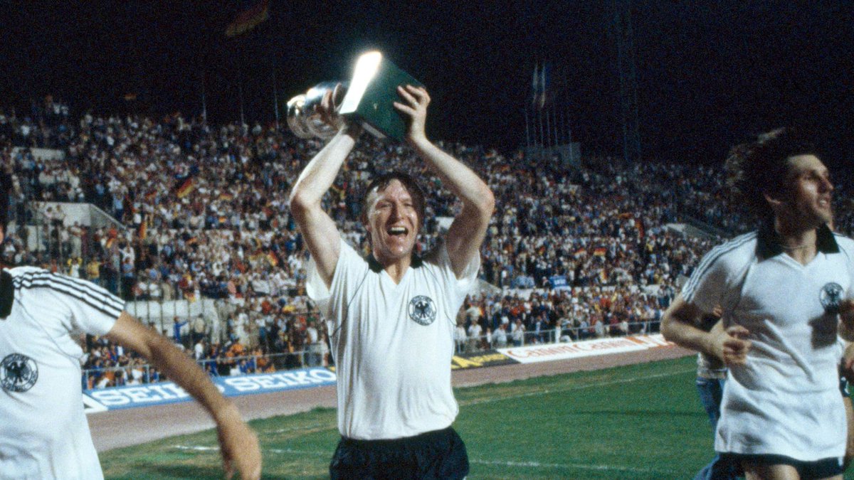 West Germany beat Belgium in the Euro ‘80 final…

⏱️ 10’: Horst Hrubesch opens scoring
⏱️ 75’: Van der Elst equalised for Belgium from the spot
⏱️ 88’: Late header from Hrubesch seals it

👑 First team to win 2 Euro titles

🇩🇪 West Germany 2-1 Belgium 🇧🇪 

#OnThisDay in 1️⃣9️⃣8️⃣0️⃣