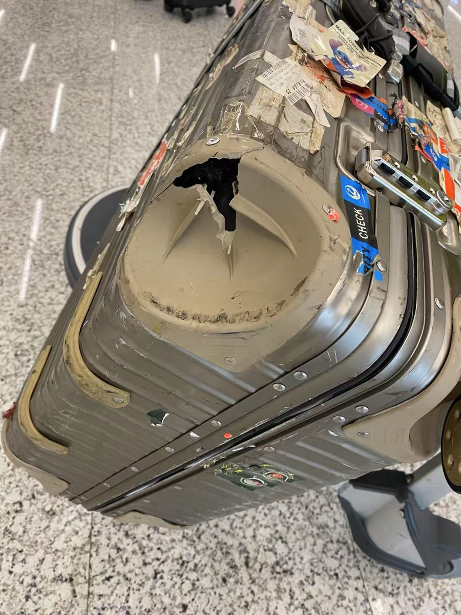 INO824's tweet photo. 2020年3月にタイヤ３個壊されたスーツケース　5年ぶりに復活〜
#RIMOWA #CHINA #スーツケース #白云机场 https://t.co/OSe0pqFo7B