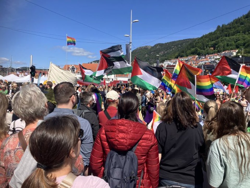 Michaelbloomnor's tweet image. De fleste palestinske menn HATER homofile så intenst at de ønsker å gi dem en brutal dødsstraff.

Likevel flagger aktivistene for dem 🤷🏻‍♂️