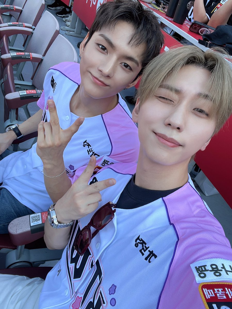💌 5.44PM

Watching a baseball game!!!!

It’s my first time watching a baseball game and it’s so fun ㅎㅎ
