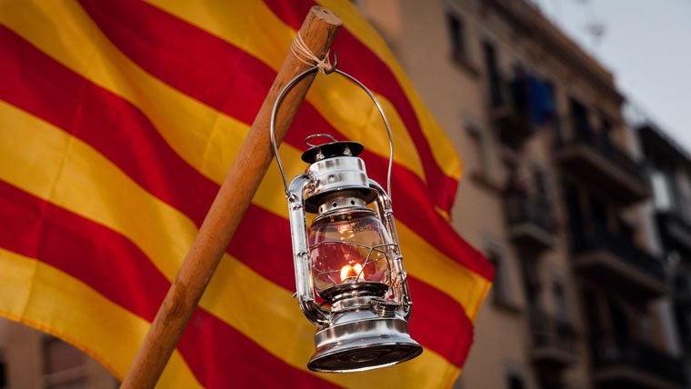 La Flama del Canigó baixa de les muntanyes gràcies a voluntaris, voluntàries i entitats. Encendrà més de tres mil fogueres per la revetlla de Sant Joan a tots els Països Catalans.

#SomPaïsosCatalans 🔥