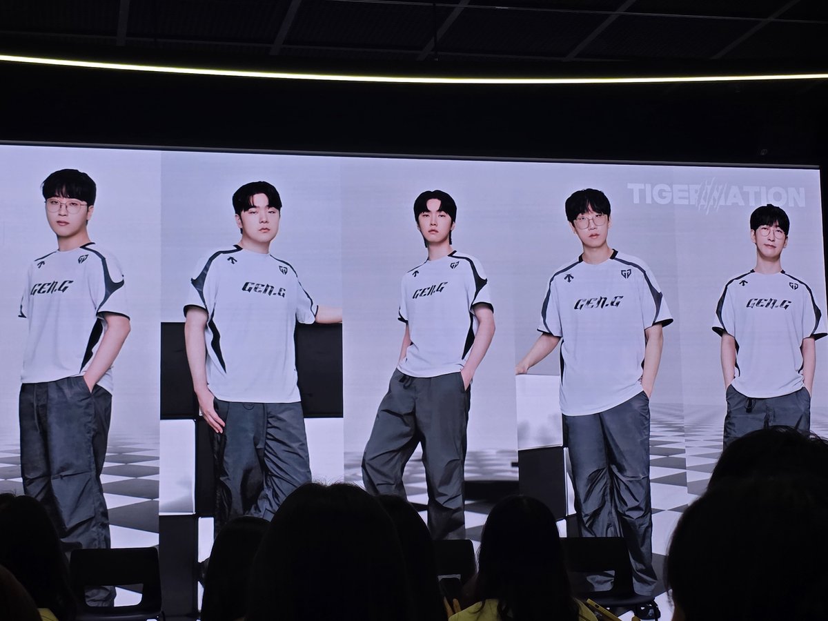 kiinmolife's tweet photo. 다들누구신지 궁그미하지만 바로 내일 화보집낸다하니 참말로 갖고싶네요 https://t.co/gEmNL6MGNz
