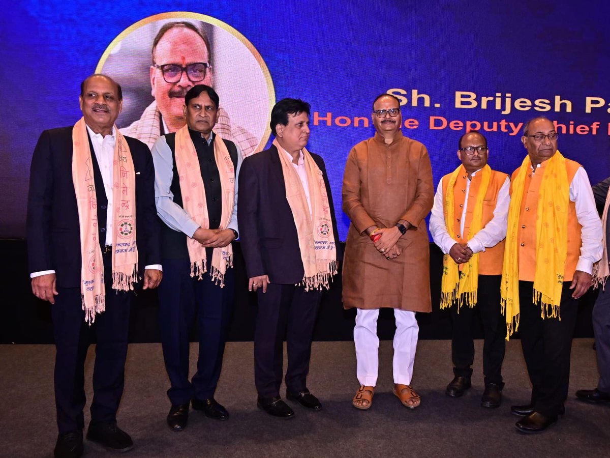 आज लखनऊ में जैन इंटरनेशनल ट्रेड ऑर्गेनाइजेशन (JITO) के लखनऊ चैप्टर के इंस्टॉलेशन एवं शपथ ग्रहण समारोह को संबोधित करते हुए। 
इस अवसर पर अध्यक्ष श्री विजय भंडारी जी, श्री कमलेश सुजातीय जी, श्री अभिषेक जैन जी, श्री रमेश हरण जी, श्री रमन जैन जी, श्री राजकुमार जी, श्री विकास जैन जी