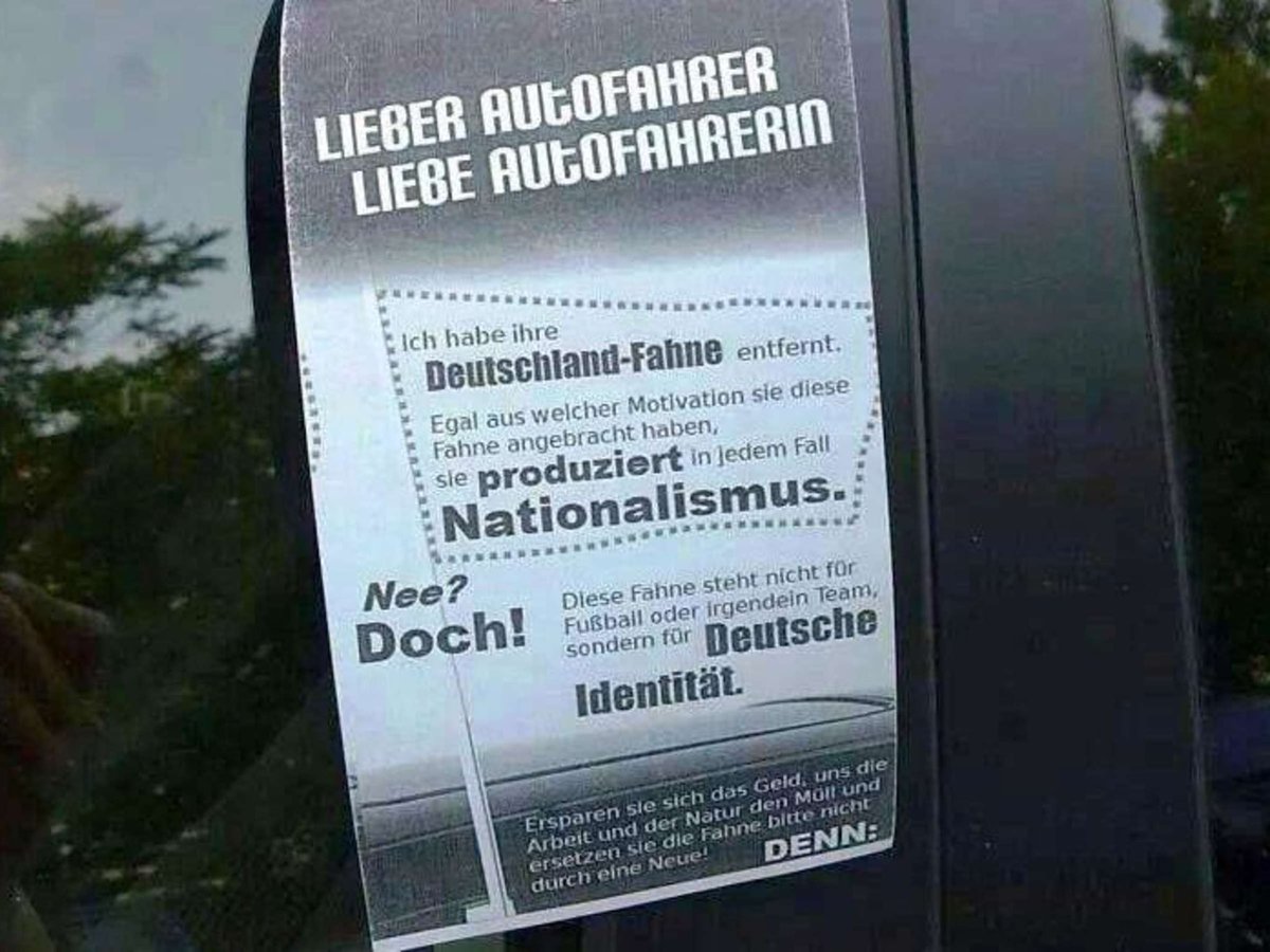 ainyrockstar's tweet photo. Erinnert ihr euch noch an die Arschgeigen, die zur WM 2014 und danach die Deutschlandflaggen an Autos abgerissen haben und den Leuten einen Belehrungszettel über Nationalismus hinterlassen haben? 

Das sind vermutlich dieselben, die heute  mit den Pali-Anhängern und ihren Islamisten-Flaggen durch Berlin marschieren.