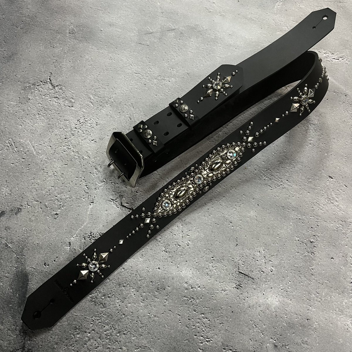 MODERNPIRATES14's tweet photo. お客様オーダーのスワロフスキーストーンを贅沢に使用したギターストラップです。

＊現在スワロフスキーストーンは入荷待ちとなります。🙏

通常より10センチ短く製作しました。

https://t.co/n7iPgG12fM

#ModernPirates #モダンパイレーツ 
#guitarstrap #ギターストラップ https://t.co/82C6TpiA3j