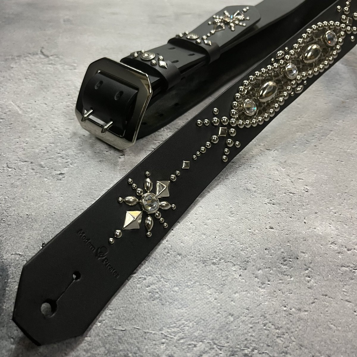 MODERNPIRATES14's tweet photo. お客様オーダーのスワロフスキーストーンを贅沢に使用したギターストラップです。

＊現在スワロフスキーストーンは入荷待ちとなります。🙏

通常より10センチ短く製作しました。

https://t.co/n7iPgG12fM

#ModernPirates #モダンパイレーツ 
#guitarstrap #ギターストラップ https://t.co/82C6TpiA3j