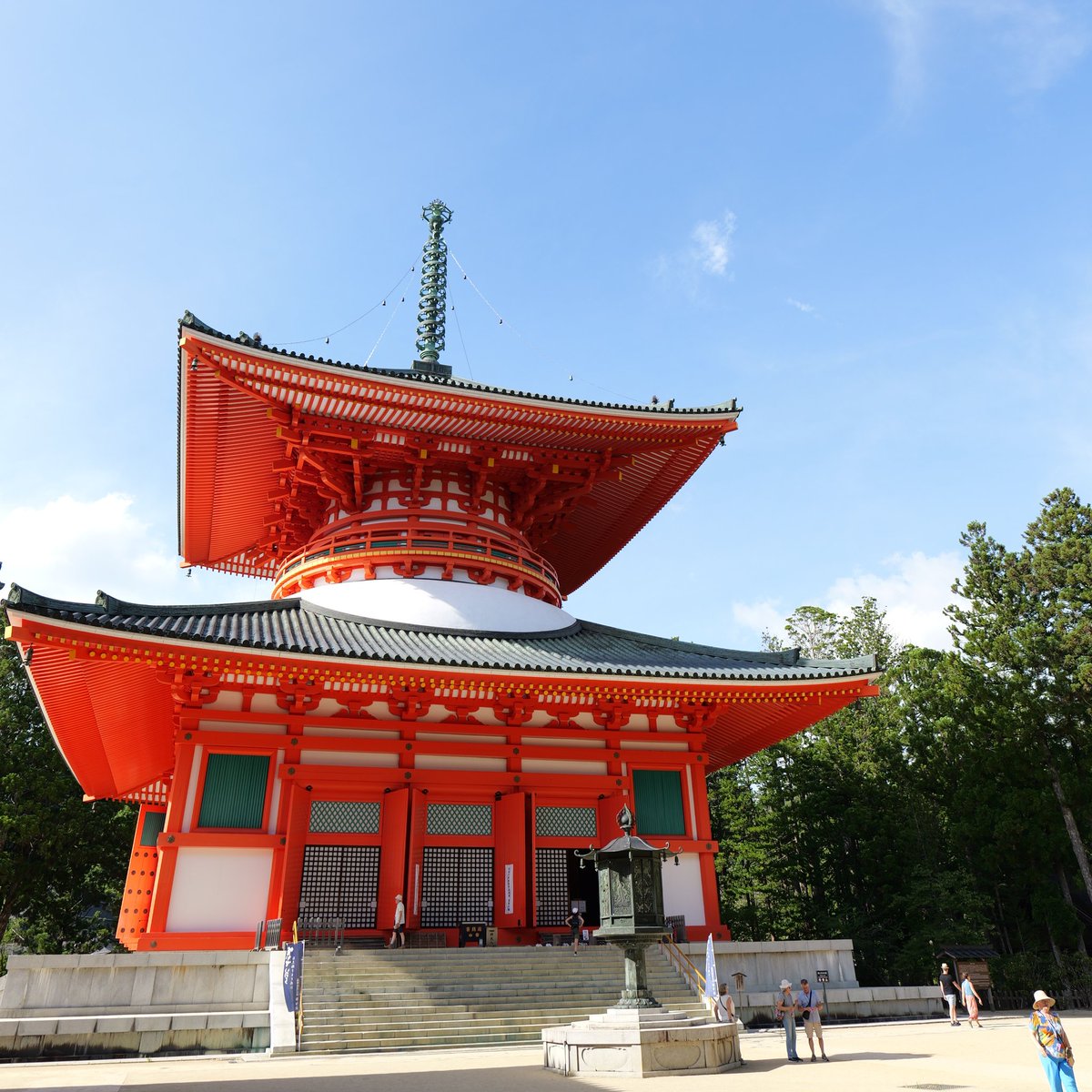 84mo10_brdg's tweet photo. 久しぶりに高野山に行ったんですけど、土曜日でもあんまり人がいなかったですね。少し前に京都の嵐山に行った時は歩くのも大変な人通りだったので、、
海外の方もいましたけど、京都に比べると行きにくい場所だからですかね〜 https://t.co/AlZ46QELyi